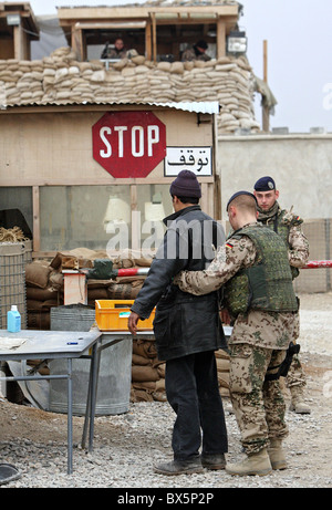 Controllo del driver afgano nel Camp Marmal, Mazar-e Sharif, Afghanistan Foto Stock