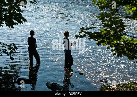 dh RIVER WHARFE WEST YORKSHIRE due ragazzi pescatori volano la pesca nel fiume bambini canna bambini uk giovani angling inghilterra ragazzi canne bambini Foto Stock