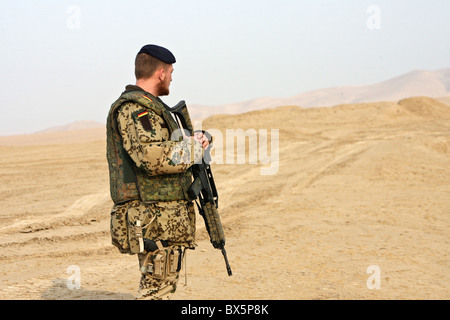 Un soldato Bundeswehr della pattuglia ISAF, Mazar-e Sharif, Afghanistan Foto Stock