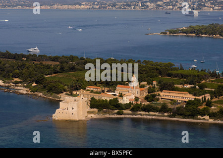 Vista da un elicottero di Lerins Abbey, Ile Saint Honorat, Iles de Lerins, Provenza, Cote d'Azur, Costa Azzurra, Francia Foto Stock