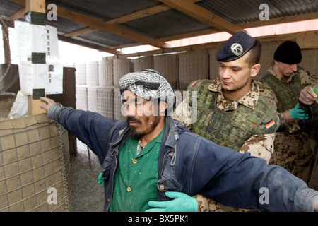 Un lavoratore afghano è di lasciare la zona di protezione, Mazar-e Sharif, Afghanistan Foto Stock