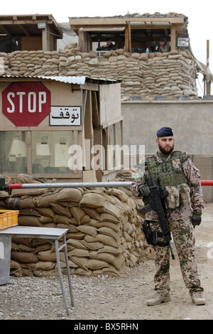 Soldato di ISAF tedesco forze armate che fissano l ingresso del Camp Marmal, Mazar-e Sharif, Afghanistan Foto Stock