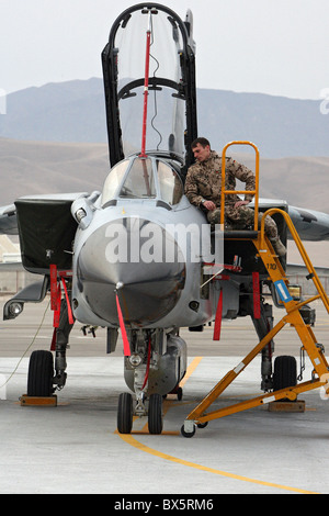 Soldato delle forze armate tedesche dall'aereo per riparare le unità, Mazar-e Sharif, Afghanistan Foto Stock