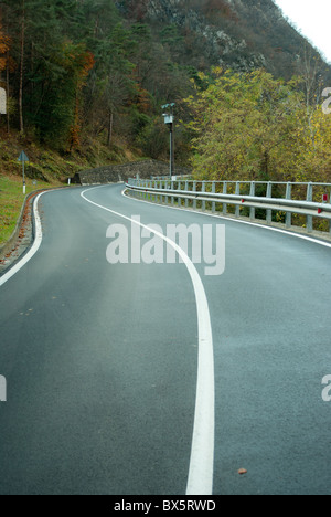 Strada asfaltata con la linea bianca al centro Foto Stock