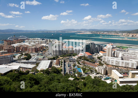 Guardando all'aeroporto di Gibilterra in pista, centro sviluppo & Costruzione / edifici, verso la Spagna dalla Rocca di Gibilterra Foto Stock