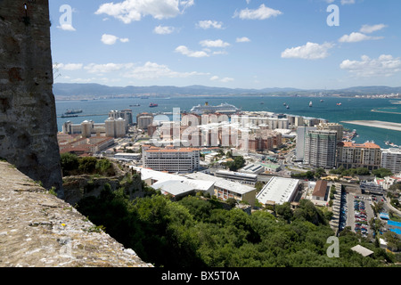 Guardando all'aeroporto di Gibilterra in pista, centro sviluppo & Costruzione / edifici, verso la Spagna dalla Rocca di Gibilterra Foto Stock