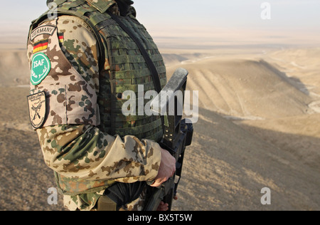 Soldato delle forze armate tedesche che serve in ISAF forze di protezione fissa un sito, Mazar-e Sharif, Afghanistan Foto Stock