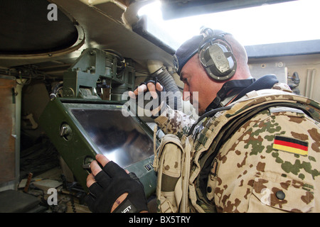 Soldato ISAF in un serbatoio di Fox, Mazar-e Sharif, Afghanistan Foto Stock