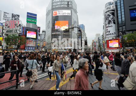 Shibuya Crossing in un giorno nuvoloso, Tokyo, Giappone Foto Stock