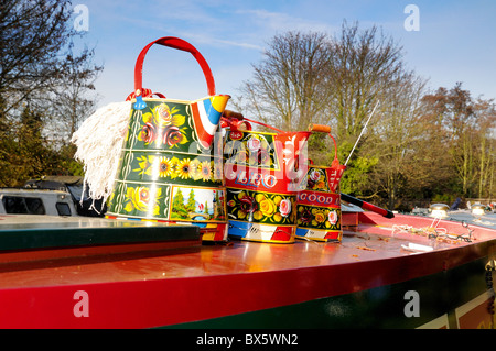 Acqua decorativi pentole sul British canal boat Foto Stock