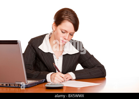 Attraente business donna seduta in ufficio e la firma del contratto. Isolato su sfondo bianco. Foto Stock