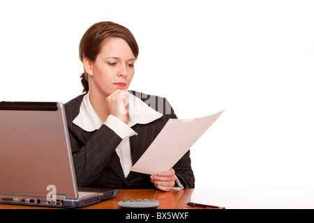 Business donna in carica sembra concentrato al contratto. Isolato su sfondo bianco. Foto Stock