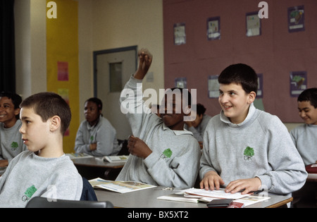 I bambini della scuola secondaria in uniforme Foto Stock