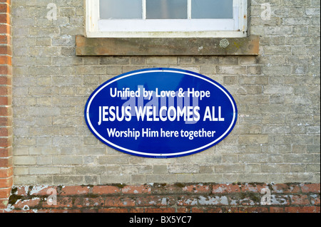 Gesù accoglie favorevolmente tutti segno sulla Chiesa Metodista a Hickling NORFOLK REGNO UNITO Foto Stock