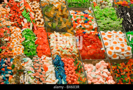 Candy visualizzato nel famoso mercato coperto, il Mercat Sant Josep de la Boqueria (La Boqueria) costruito nel 1840 a Barcellona, Spagna Foto Stock