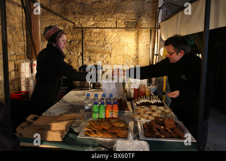 Durham mercatini di Natale, uno stallo entro il chiostro della Cattedrale di Durham, Durham City, Inghilterra. Foto Stock