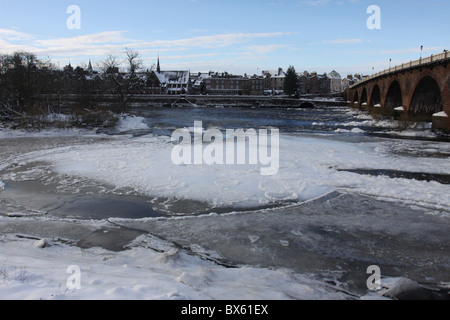 Ghiaccio sul fiume Tay e smeatons ponte in inverno perth scozia dicembre 2010 Foto Stock