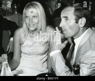 CHARLES AZNAVOUR Armenian-French cantante, compositore e attore con la sua terza moglie Ulla Thorsell circa 1968 Foto Stock