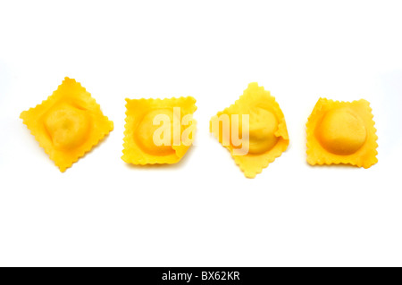 Ravioli fatti in casa su sfondo bianco Foto Stock