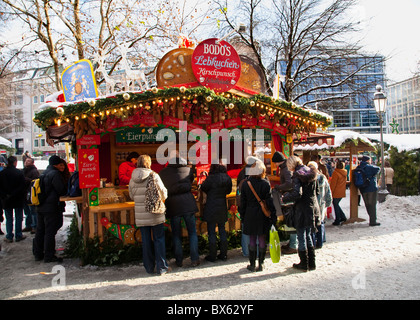 Pressione di stallo di bevande a Monaco di Baviera il mercatino di natale. Foto Stock