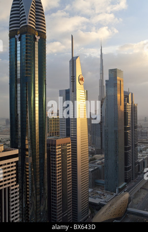 Vista in elevazione oltre i moderni grattacieli lungo la Sheikh Zayed Road guardando verso il Burj Kalifa, Dubai, UAE Foto Stock