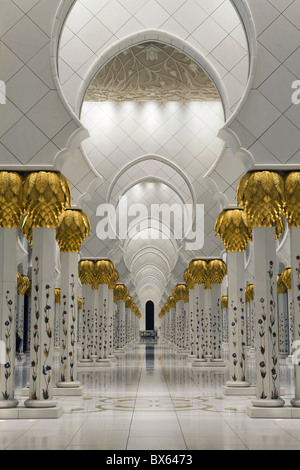 Colonne dorate che conduce nella sala principale di preghiera di Sheikh Zayed Bin Sultan Al Nahyan moschea, Abu Dhabi, Emirati arabi uniti Foto Stock