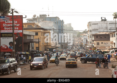 Strada trafficata nel centro cittadino di Monrovia, Liberia, Africa occidentale. Foto Stock