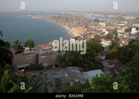Monrovia, Liberia oceanfront mostra Waterside e il Mesurado Penninsula. Africa occidentale. Foto Stock