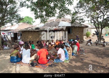 Le donne frequentano una comunità Incontro di microfinanza in Kakata, Liberia, Africa occidentale. Foto Stock