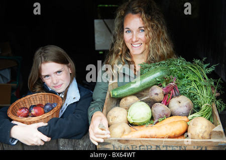 Madre e figlia con verdure Foto Stock