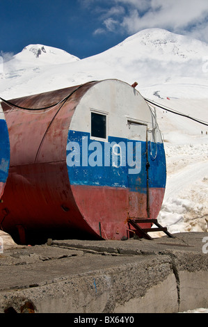 Un rifugio di montagna, barili, sul Monte Elbrus Russia la montagna più alta in europa Foto Stock