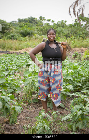 Una femmina di agricoltore si erge nel suo campo di Kakata, Liberia, Africa occidentale. Foto Stock