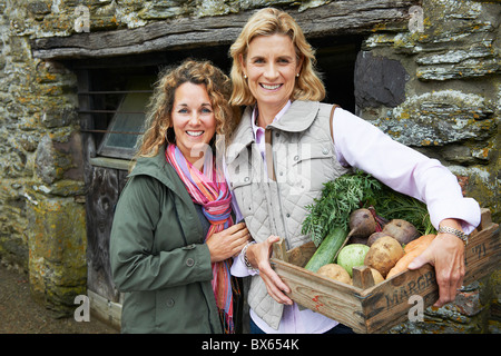 Madre e figlia con verdure Foto Stock