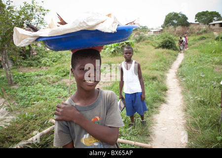 Gli abitanti di un villaggio a piedi lungo un sentiero in Kakata, Liberia, Africa occidentale. Foto Stock