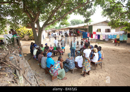 Una donna del gruppo della comunità si riunisce in un quartiere di Monrovia, Liberia, Africa occidentale. Foto Stock