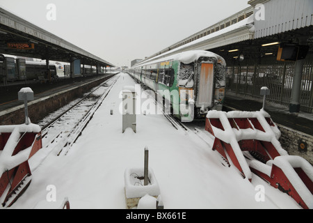 Neve pesante significa che non vi sono treni diretti alla stazione di Eastbourne, East Sussex, Inghilterra Foto Stock