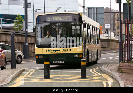 In attesa del bus per paracarri a rientrare nella superficie stradale consentendo in centro città stazione bus Newport South Wales UK Foto Stock