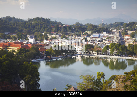 Vista sul Lago Kandy e il centro città, Kandy, Sri Lanka, Asia Foto Stock