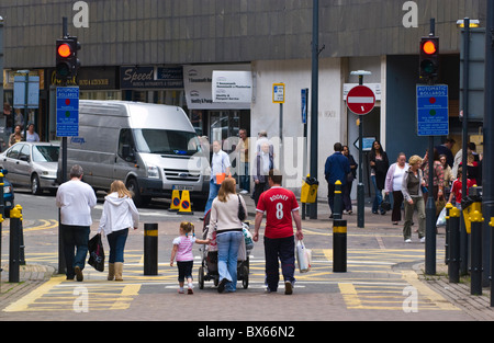 Rising paracarri per controllare i veicoli che entrano nella zona pedonale con i negozi nel centro città di Newport South Wales UK Foto Stock