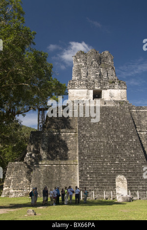 Tempio n. 2 (il Tempio delle Maschere), grande Plaza, Tikal, Sito Patrimonio Mondiale dell'UNESCO, il Parco Nazionale di Tikal, Peten, Guatemala Foto Stock