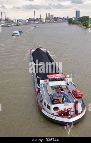 Carbone polverizzato barge in direzione sud sul fiume Reno, Leverkusen, Germania Foto Stock