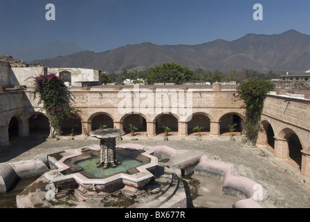 Ha rovinato i chiostri e giardini della Chiesa e Convento de Nuestra Senora de la Merced, Antigua,UNESCO World Heritage Site, Guatemala Foto Stock