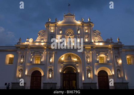 La Cattedrale di San Jose con le luci della sera, Antigua, Sito Patrimonio Mondiale dell'UNESCO, Guatemala, America Centrale Foto Stock