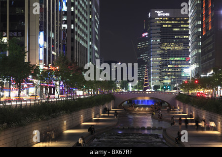 Vista notturna di flusso Cheonggyecheon, Seoul, Corea del Sud, Asia Foto Stock