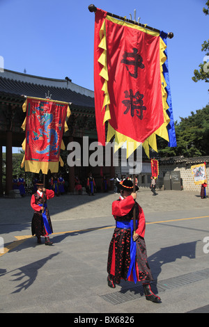 Cambio della Guardia, Palazzo Deoksugung (Palazzo virtuoso di longevità), Seul, Corea del Sud, Asia Foto Stock