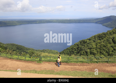 Laguna de Apoyo, una 200 metro profondo cratere vulcanico lago incastonato in una riserva naturale, Catarina, Nicaragua america centrale Foto Stock