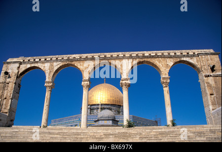 Un Qanatir davanti alla Cupola della roccia, Sito Patrimonio Mondiale dell'UNESCO, la Città Vecchia di Gerusalemme, Israele, Medio Oriente Foto Stock