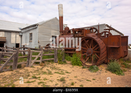 In rovina il motore di vapore vicino Kinchega capannone di taglio, Kinchega National Park, Menindee, Broken Hill, Nuovo Galles del Sud Foto Stock