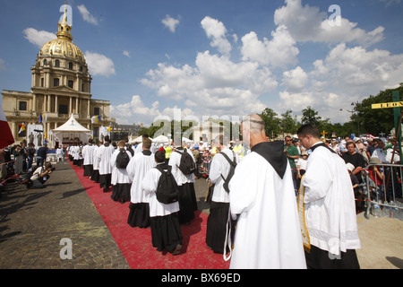 Messa in Place Vauban alla fine di un cattolico tradizionalista pellegrinaggio organizzato da San Pio X di fraternità, Parigi, Francia Foto Stock