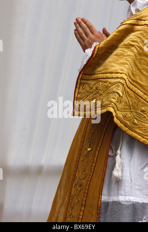 Sacerdote di frequentare un tradizionalista pellegrinaggio cattolico, Villepreux, Yvelines, Francia, Europa Foto Stock